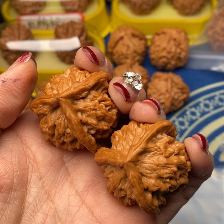 今****桃核吊坠三棱核桃