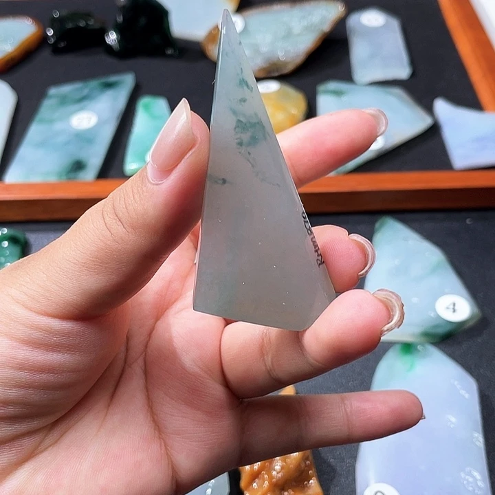 定制翡翠未镶嵌飘花翡翠牌子