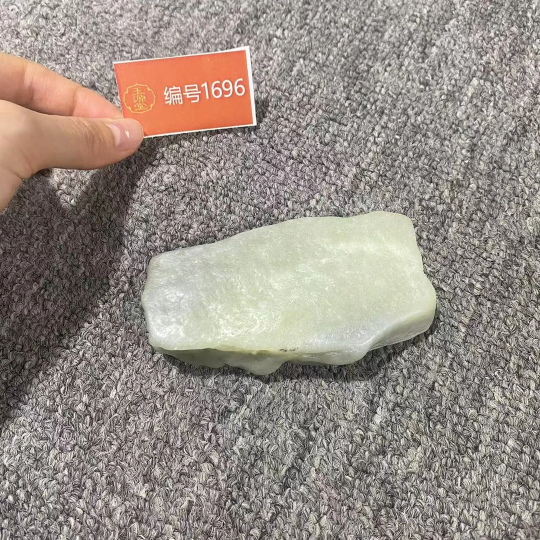 新疆玉料原石发一件编号1696