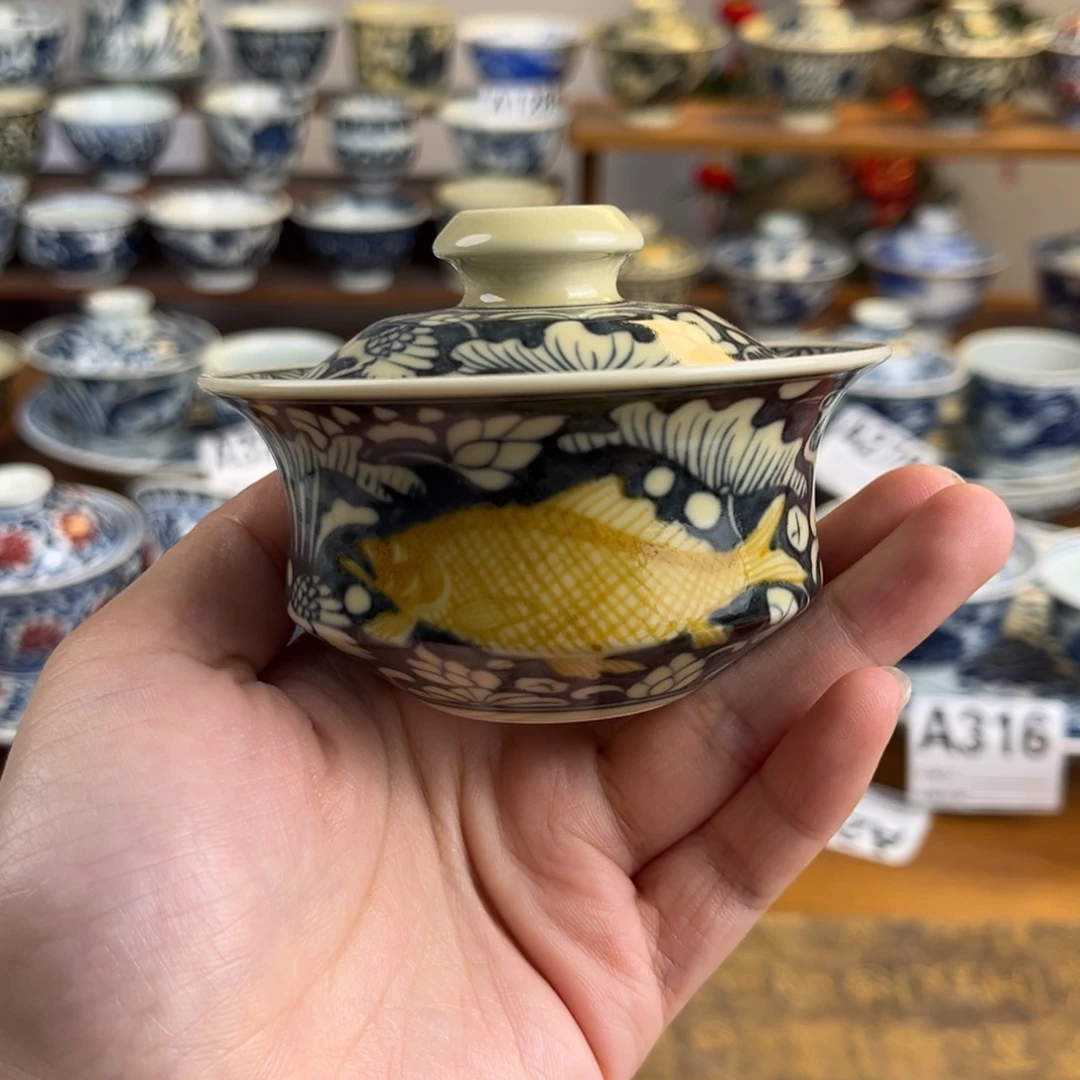釉里金一鹭莲科盖碗