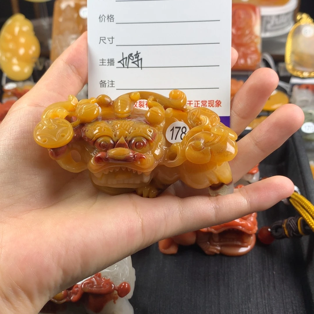 锋***哥未镶嵌石英质玉（黄龙玉）手把件