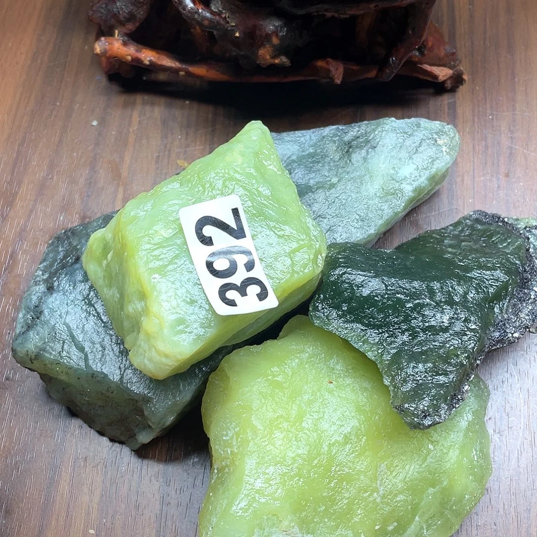 山***士未镶嵌蛇纹石玉原石