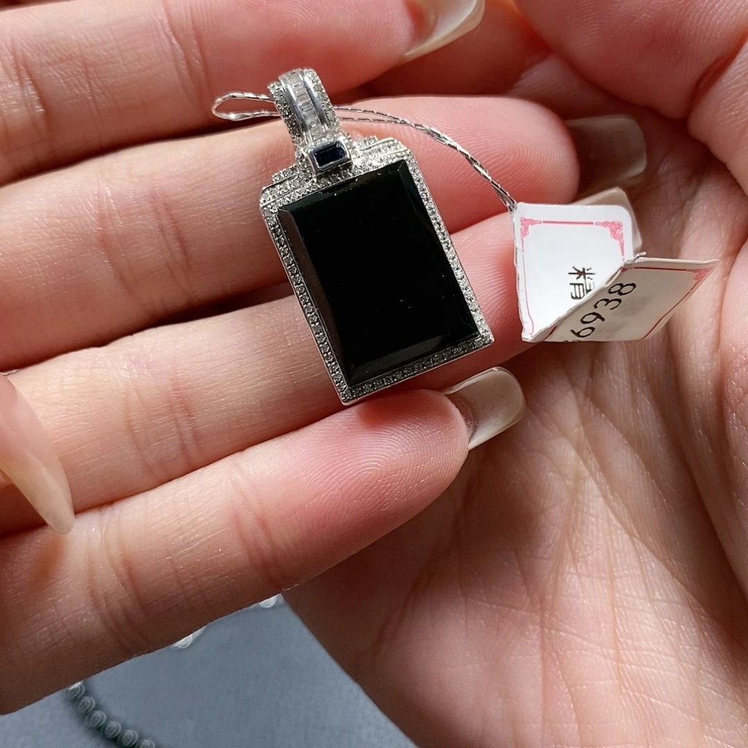 翡翠颈饰18K金镶嵌不*1。