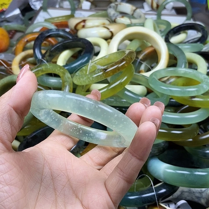 喜***小未镶嵌手镯透闪石质玉