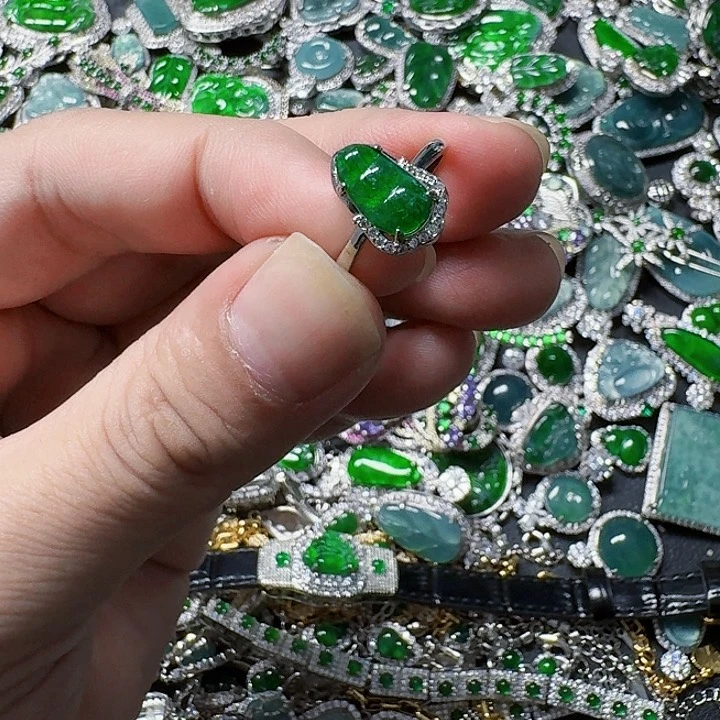 翡翠颈饰未镶嵌天然A货翡翠放漏