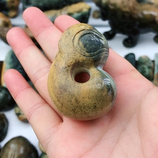 未镶嵌岫岩河磨玉（透闪石质玉）把件