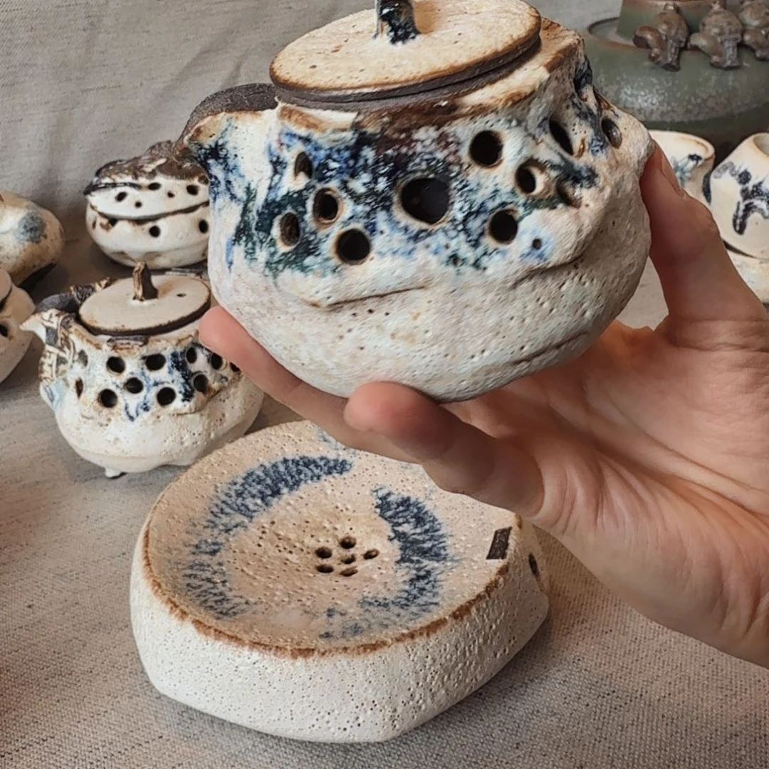 粉引双层镂空小壶一把