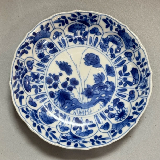 青花三秋图纹小盘 壶承 一处冲线  口径11