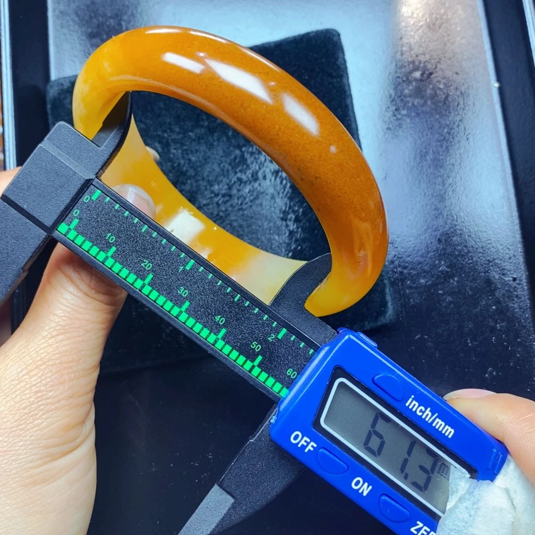 未镶嵌石英质玉（黄龙玉）颈饰