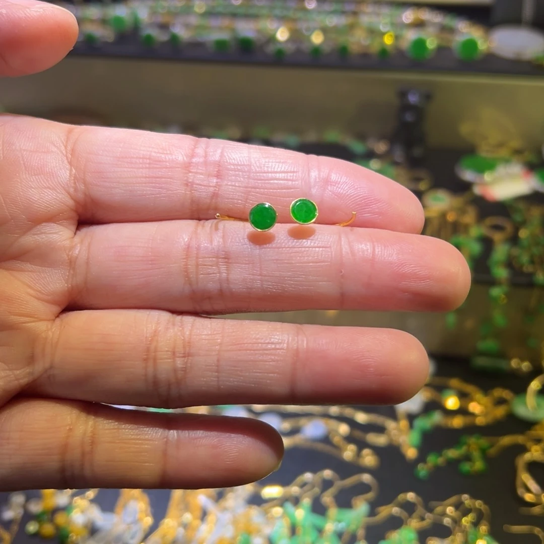 颈饰18K金镶嵌翡翠耳钉