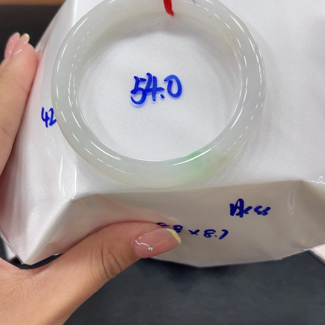 翡翠手镯未镶嵌翡翠