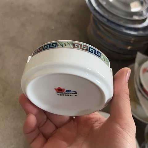 其他瓷烟灰缸一个陶瓷