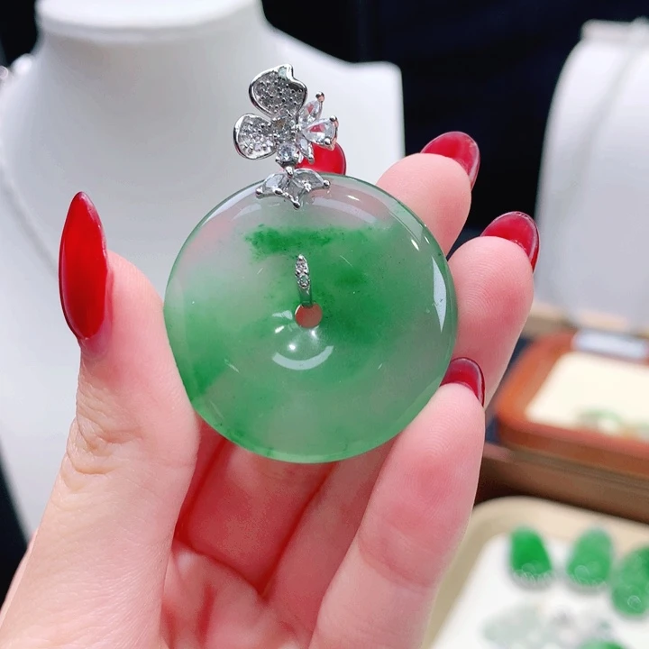 石英质玉（非洲翠）未镶嵌颈饰