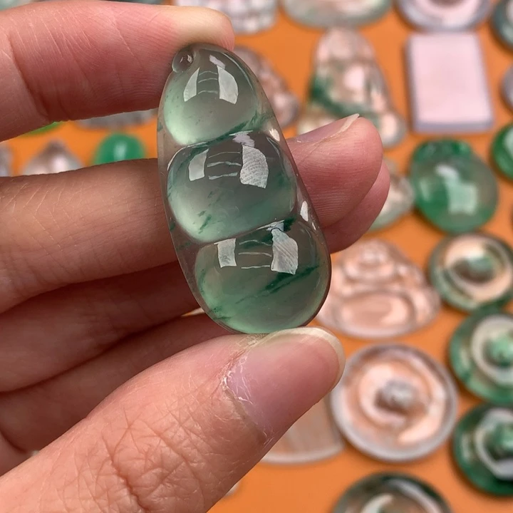 翡翠挂件未镶嵌….