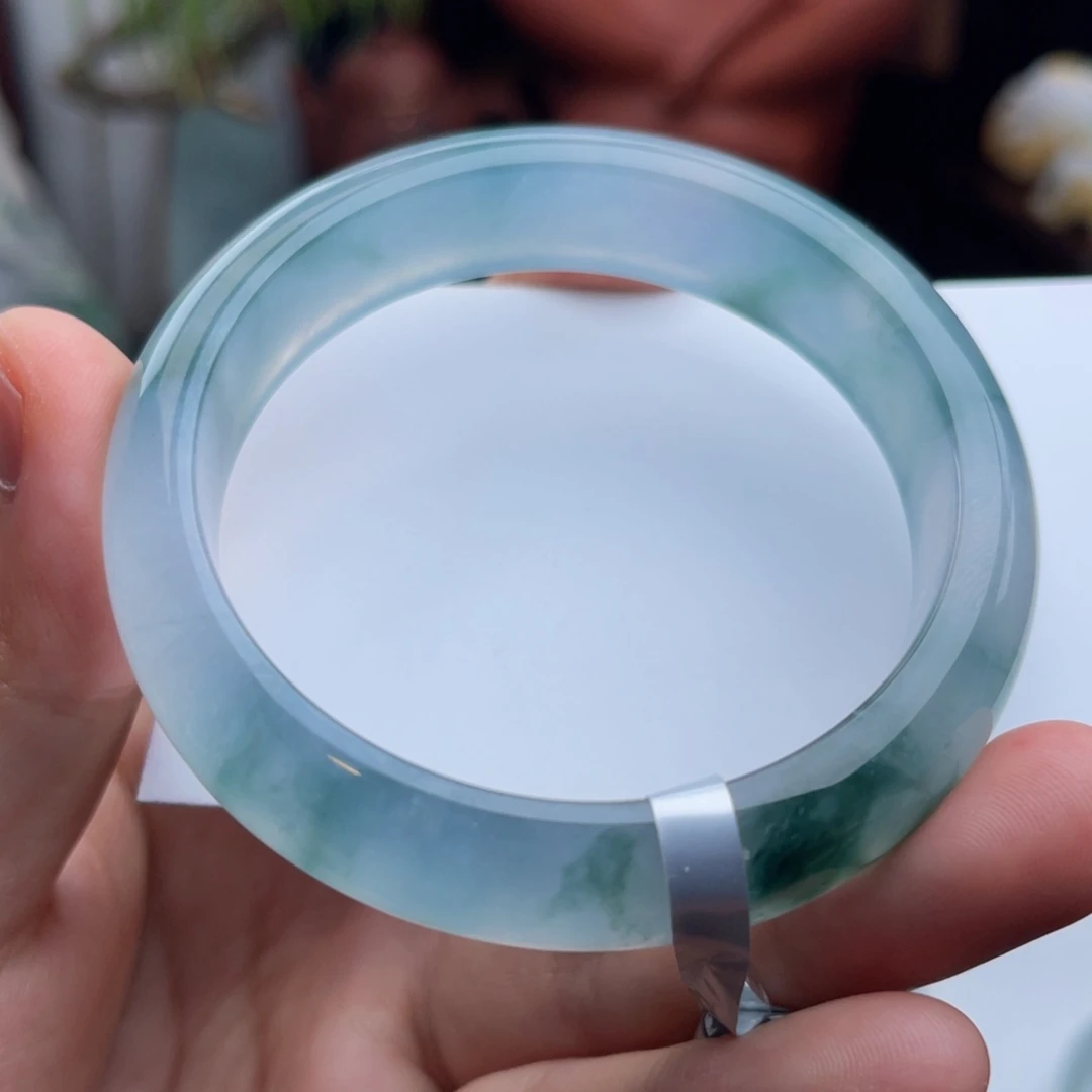 翡翠手镯未镶嵌正圈