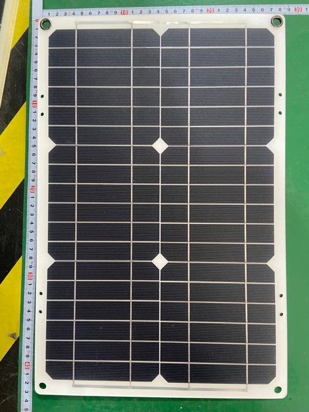 20GFB太阳能光伏板单晶车载充电板 18v/5v 42*28cm带孔带模块应急