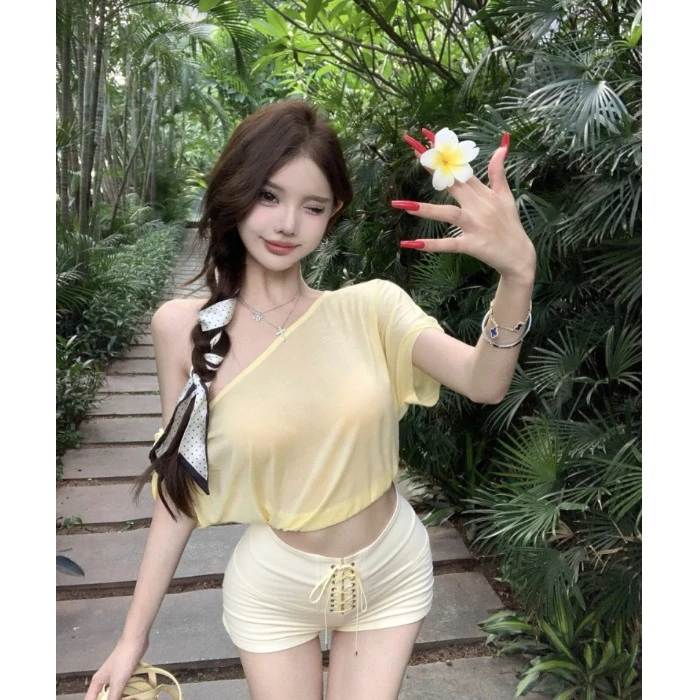 不规则黄色斜肩短袖T恤女夏季微透薄款宽松纯欲上衣系带短裤套装