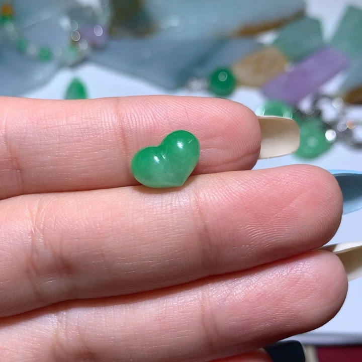 艳****翡翠未镶嵌颈饰无镶嵌