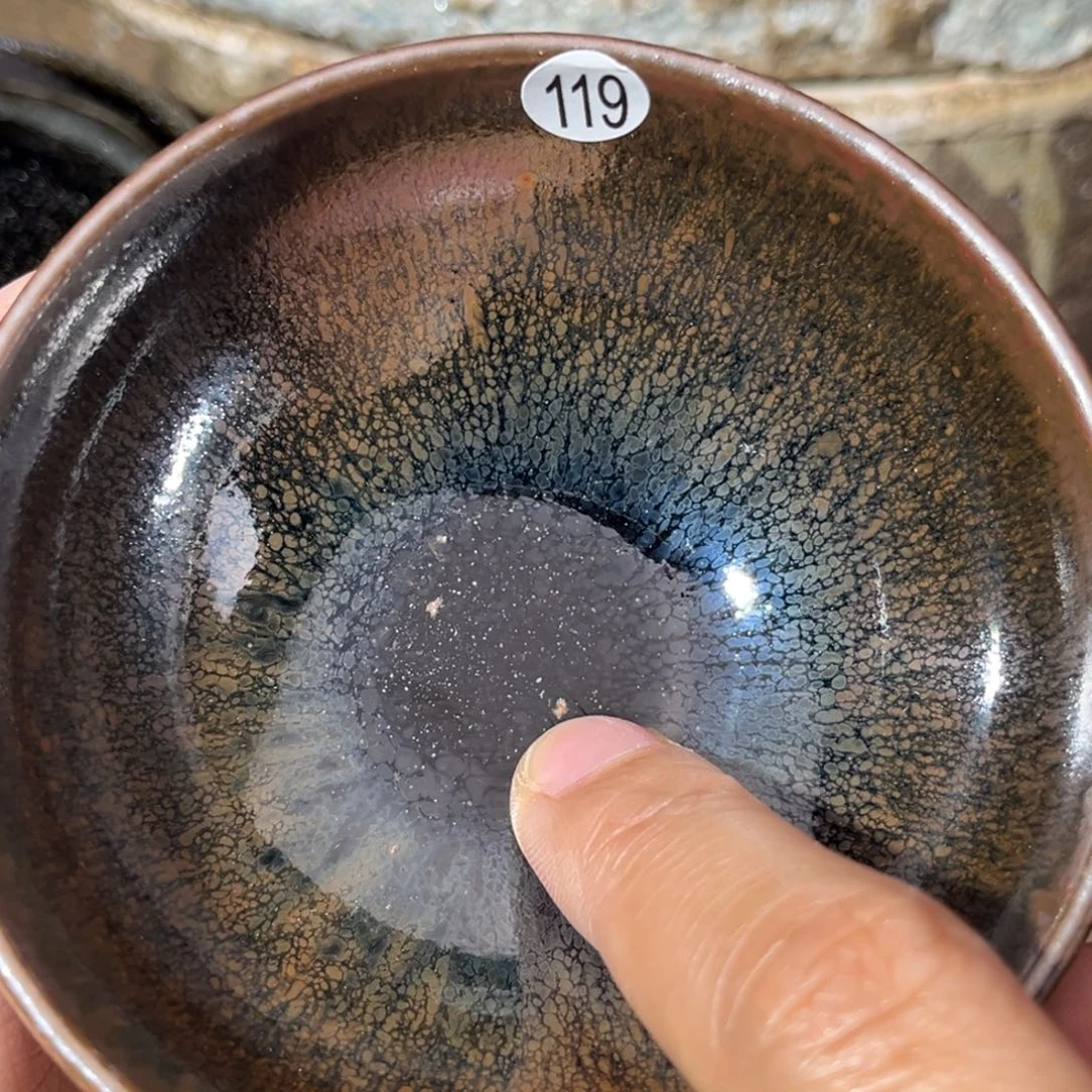 茶盏义兴龙窑坚持真柴烧落灰