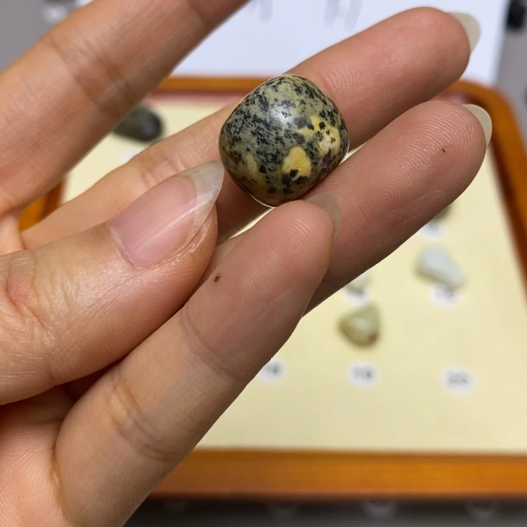 蛇纹石玉配饰合金小***草