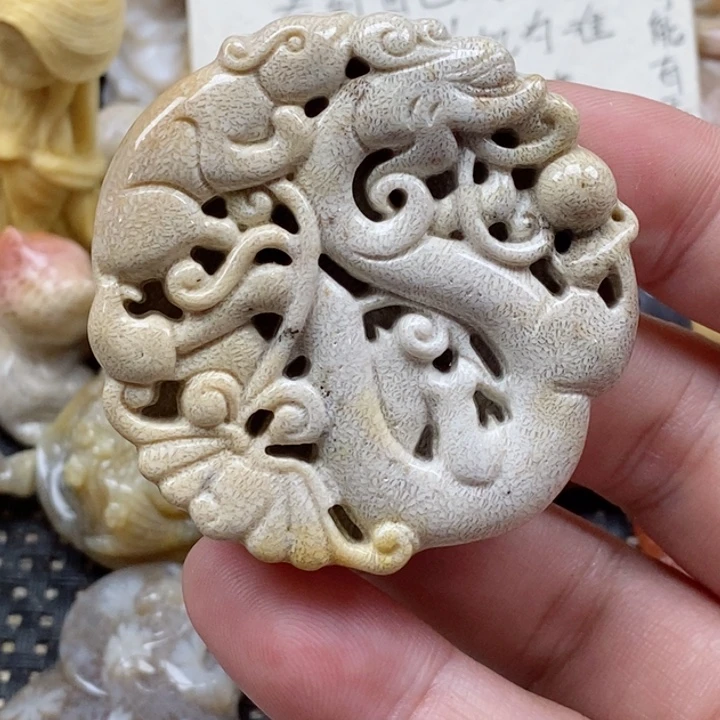 颈饰未镶嵌硅化珊瑚（珊瑚玉）有瑕