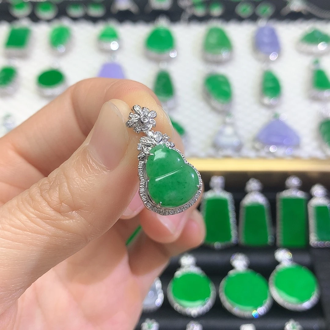 颈饰18K金镶嵌翡翠吊坠