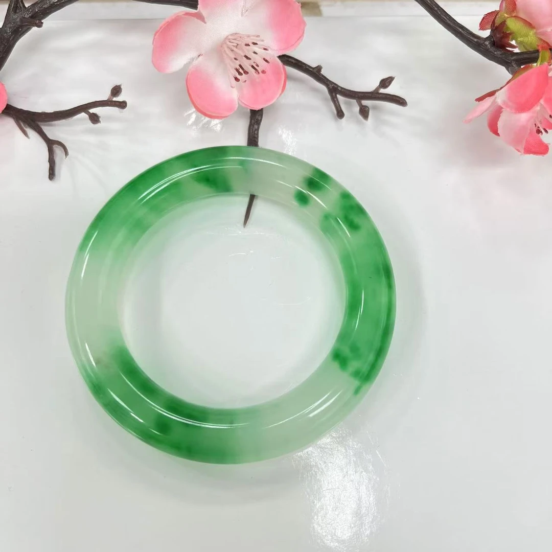 典藏品 绿时尚圆条飘花手镯