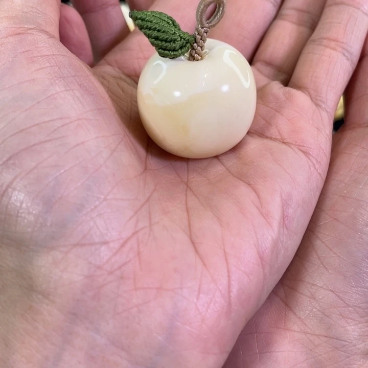 琥珀未镶嵌裸石30mm焦皮满瓷白墩扣吊坠