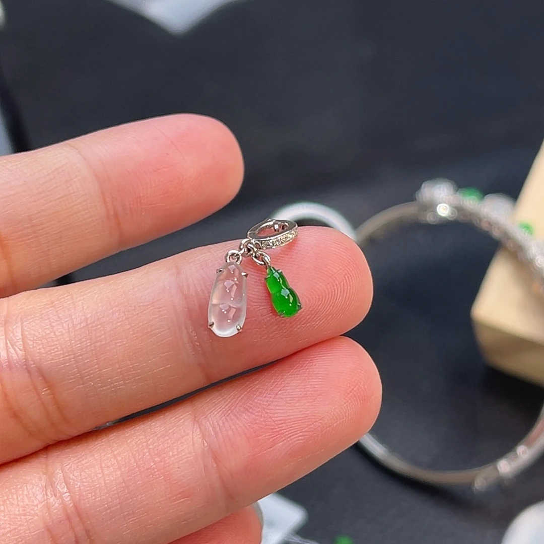 翡翠18K金镶嵌颈饰福豆葫芦