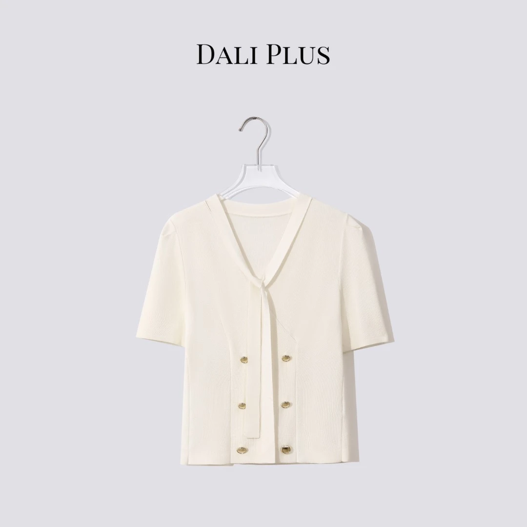DALI PLUS职场通勤 白色双排金属扣短袖针织衫-D5MM2262