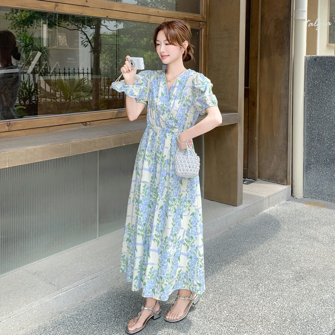 法式复古印花泡泡袖连衣裙女2025夏季新款设计感收腰V领气质长裙