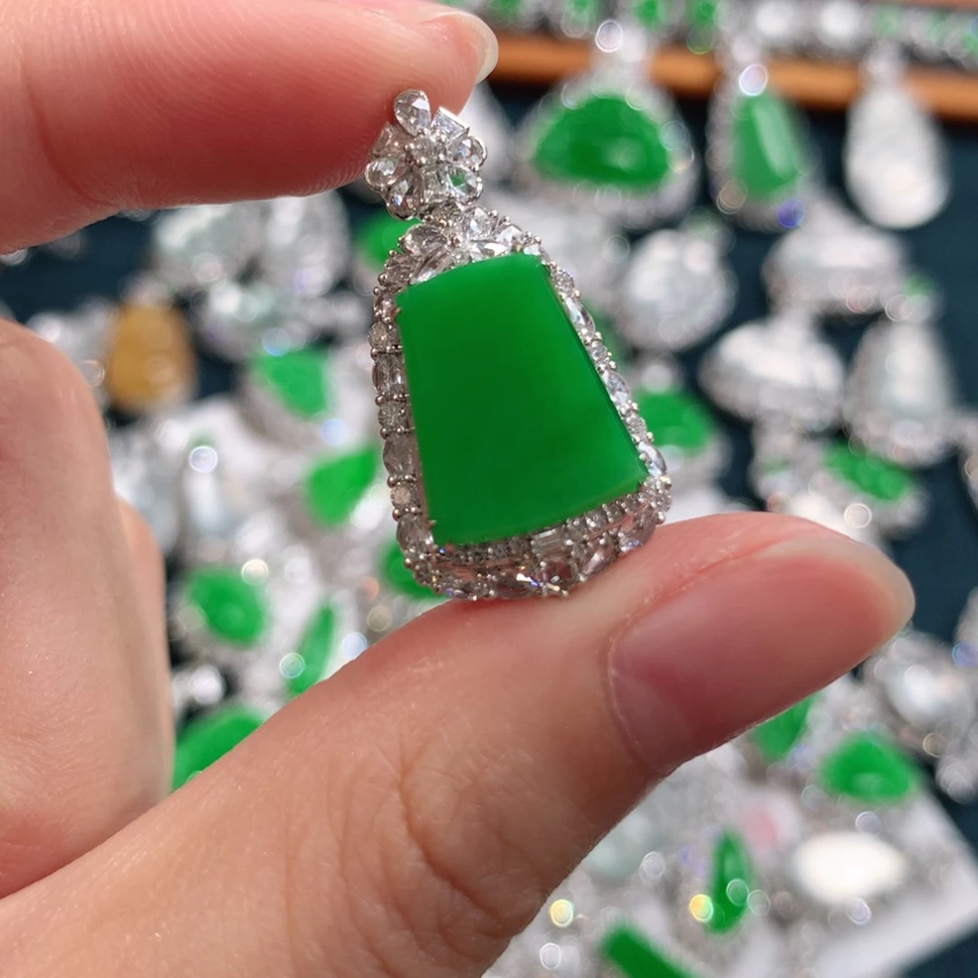 颈饰18K金镶嵌翡翠〽️****无事牌