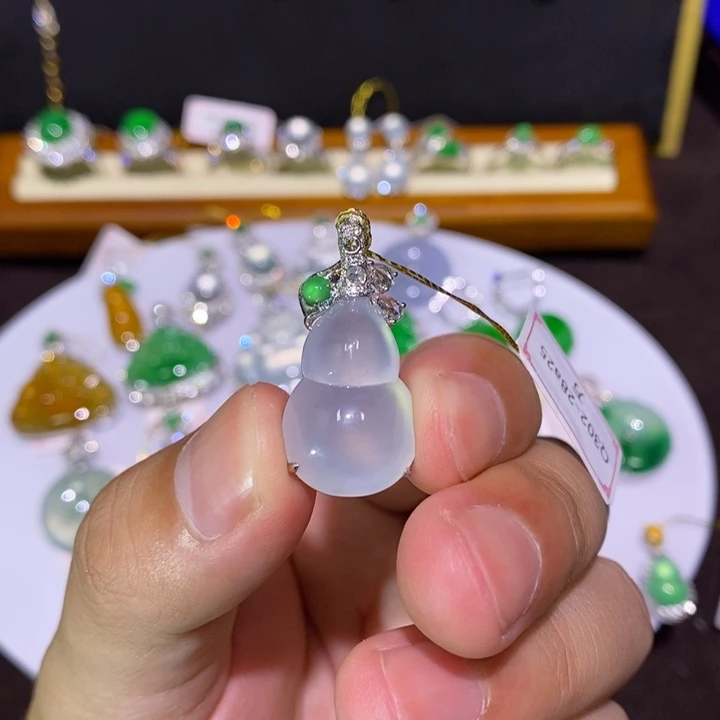 【闪购商品】颈饰18K金镶嵌翡翠