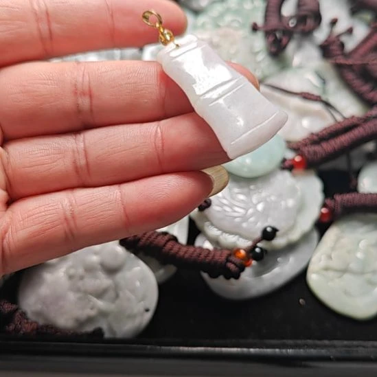 翡翠未镶嵌颈饰天然翡翠吊坠