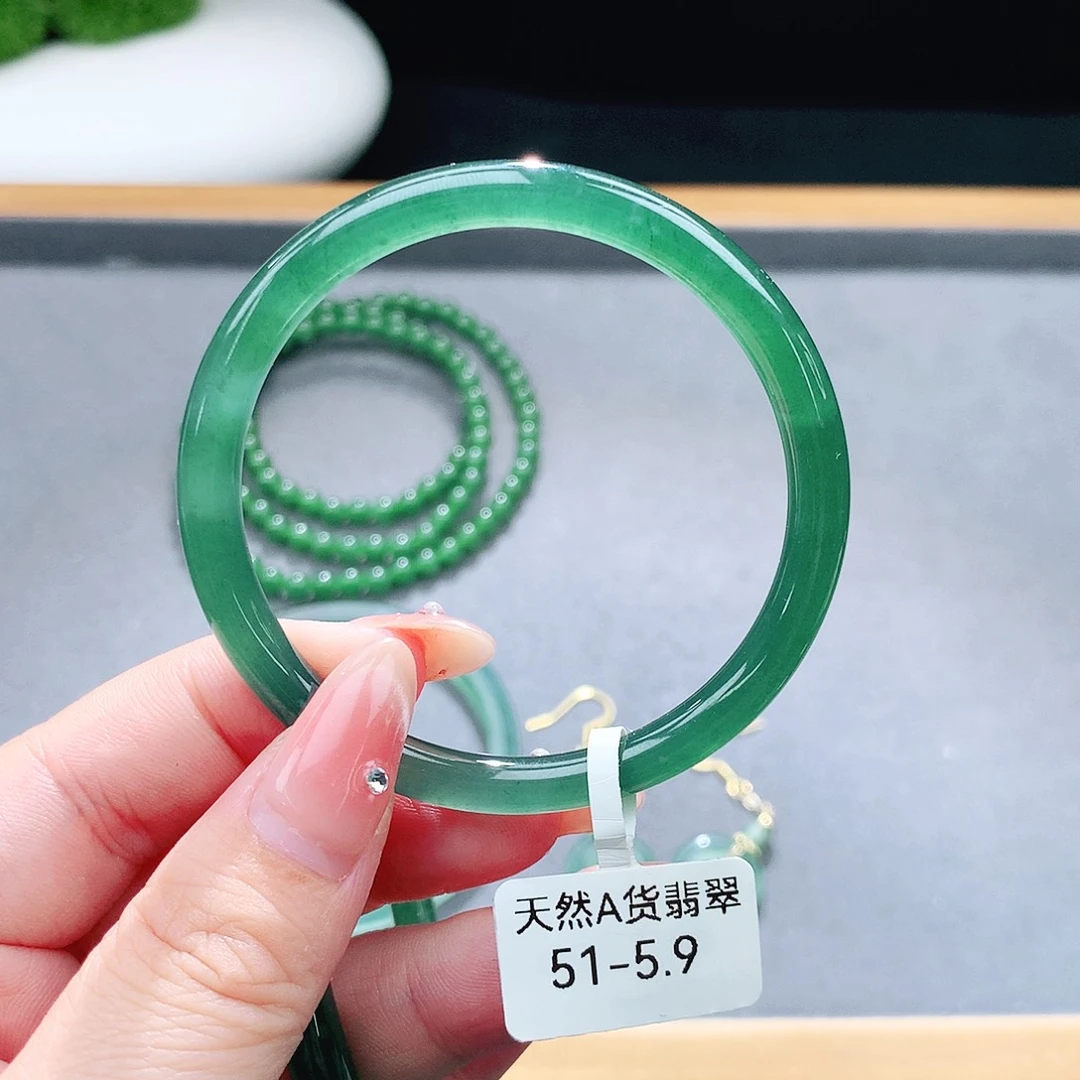 未镶嵌手镯（圆镯）翡翠