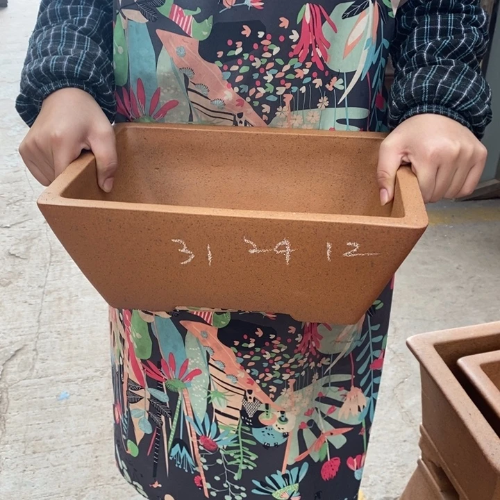 紫砂花盆只顾看手机的日子