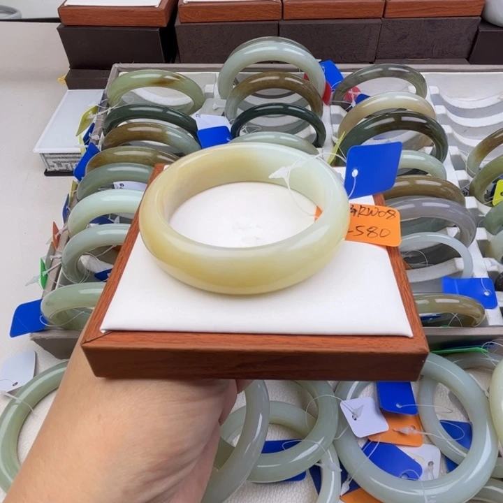 未镶嵌手镯和田玉七月