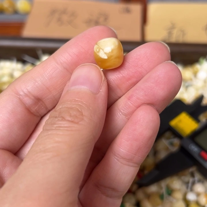 蜜蜡未镶嵌裸石11.2mm一个