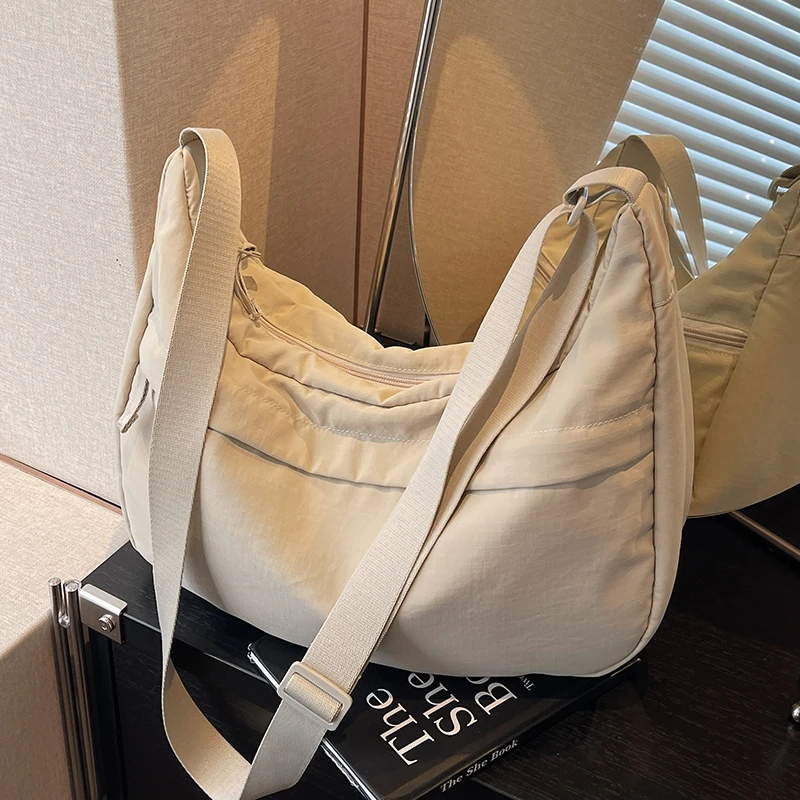 大容量包包女夏季休闲2025新款尼龙布包单肩斜挎包上课通勤饺子包