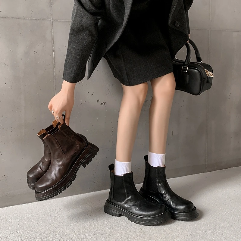 2025年秋冬新款学院风英伦切尔西靴子厚底百搭高跟真皮棕色短靴女