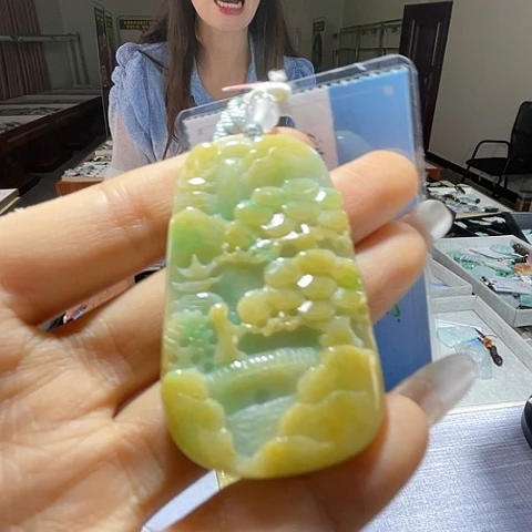 翡翠未镶嵌颈饰一个