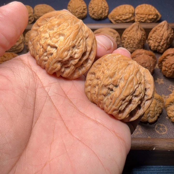 应***回把件文玩核桃老树山地正磨狮子头