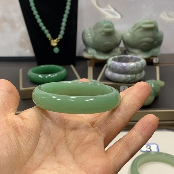 东陵石未镶嵌颈饰换****?