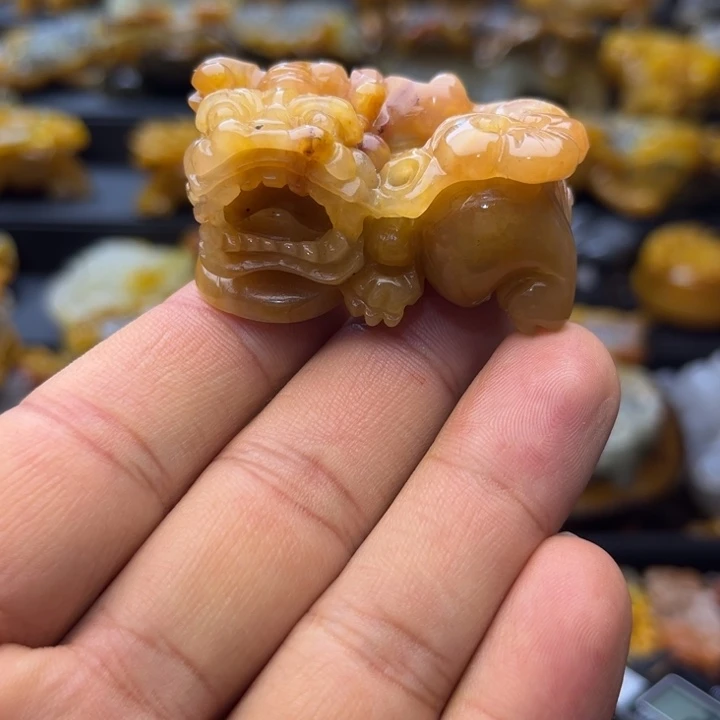 石英质玉（黄龙玉）未镶嵌颈饰