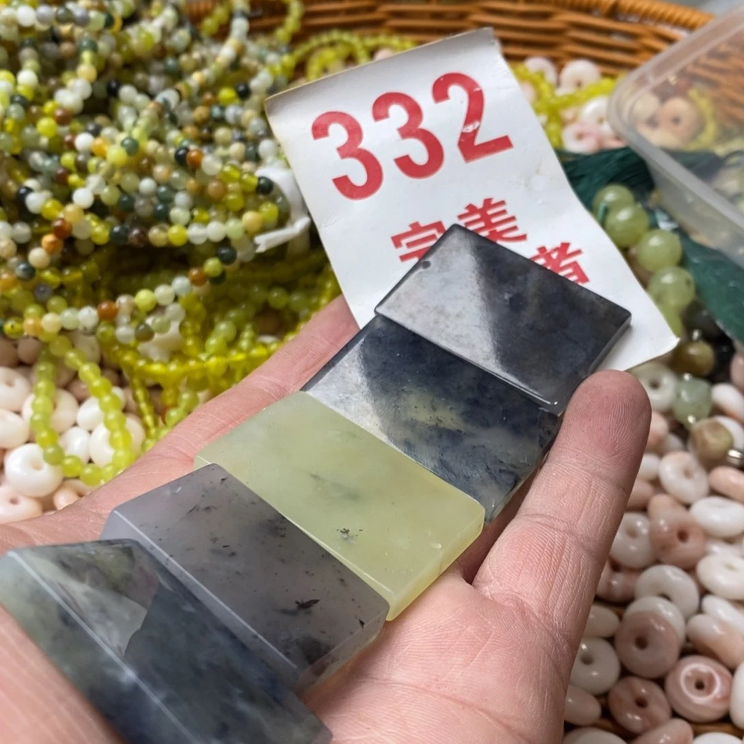蛇纹石玉挂坠未镶嵌