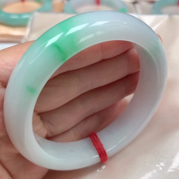 翡翠手镯未镶嵌白底青