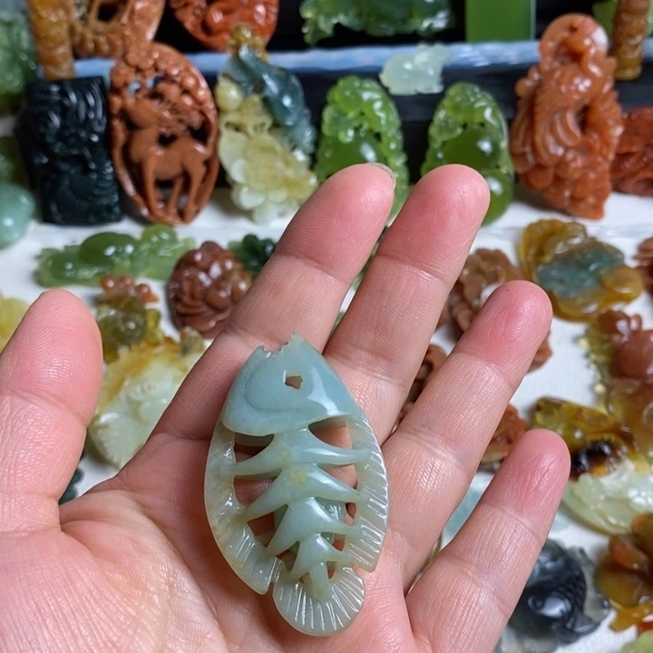 蛇纹石玉未镶嵌颈饰