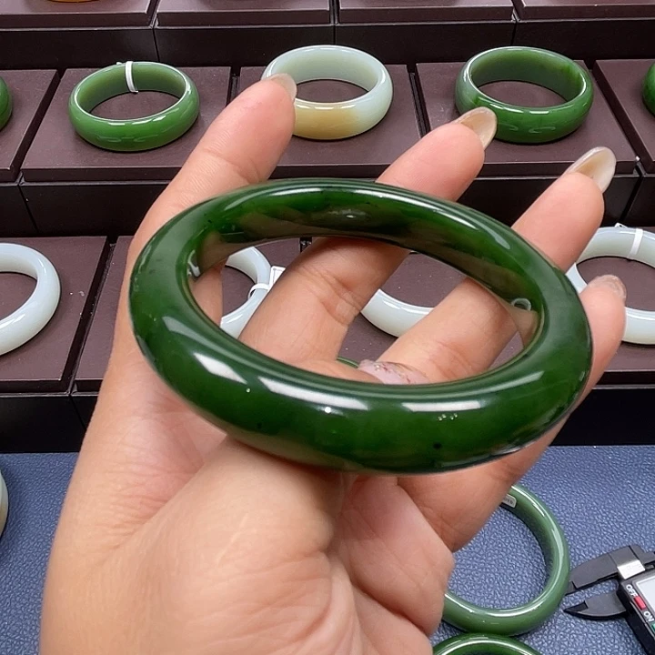 和田玉（碧玉）未镶嵌手镯