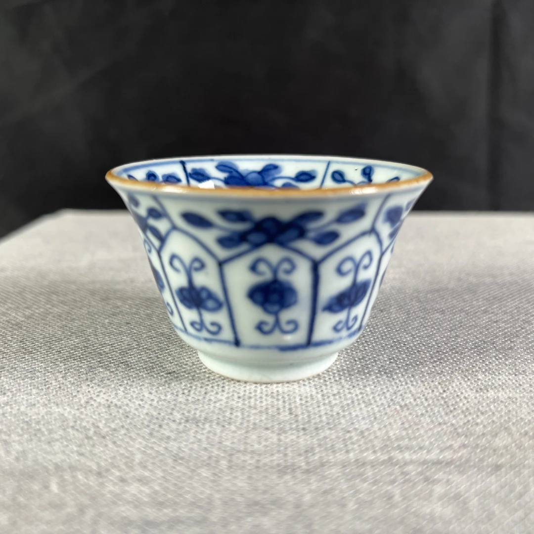 青花持莲童子纹茶杯