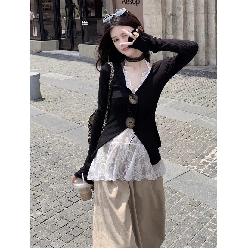 黑色纽扣露锁骨V领短袖T恤女夏季辣妹修身收腰设计感开叉套装上衣
